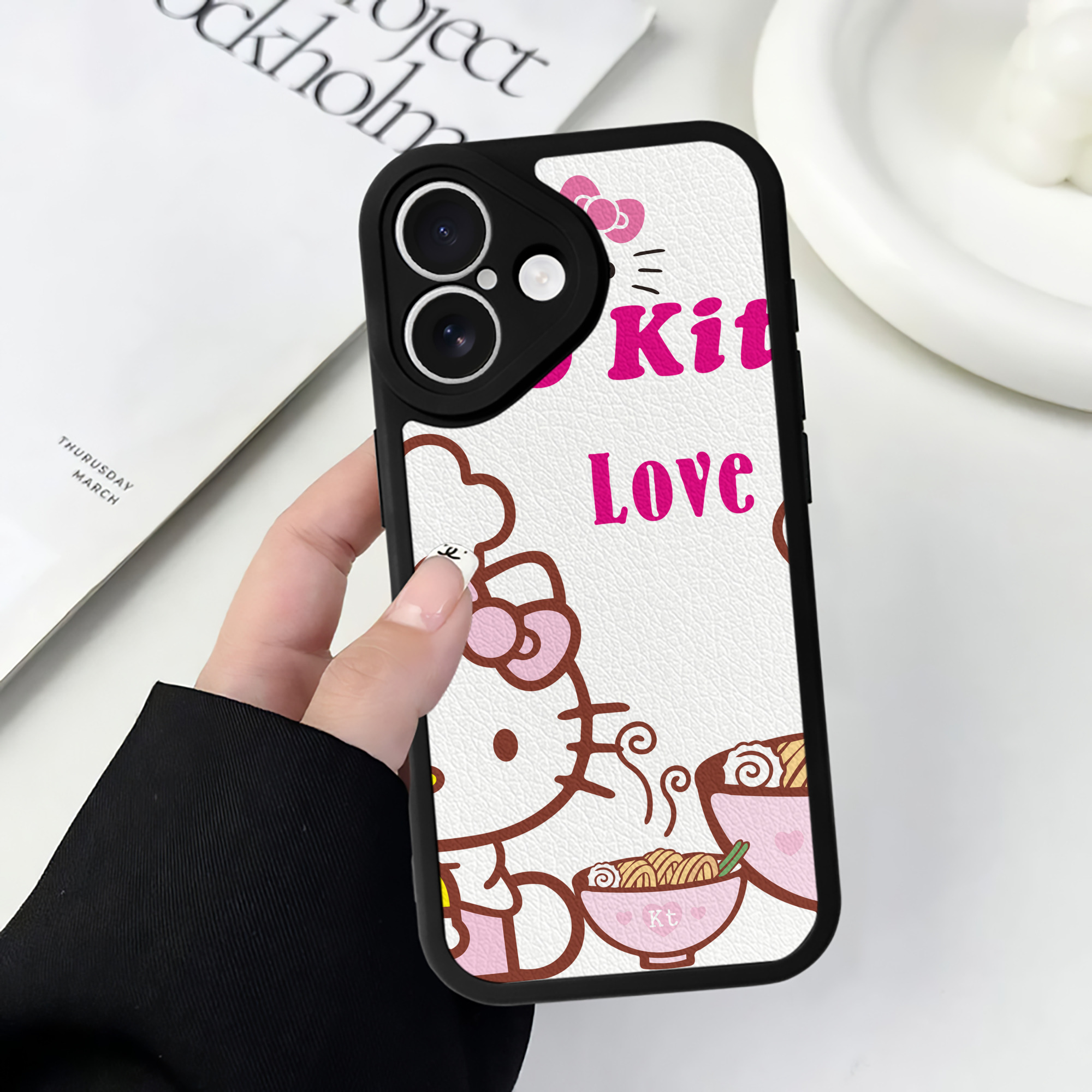 （画像用） Hello Kitty ハローキティ 【iPhone 16シリーズ対応】シリコンスマホケース（レザー調） 材質：シリコン